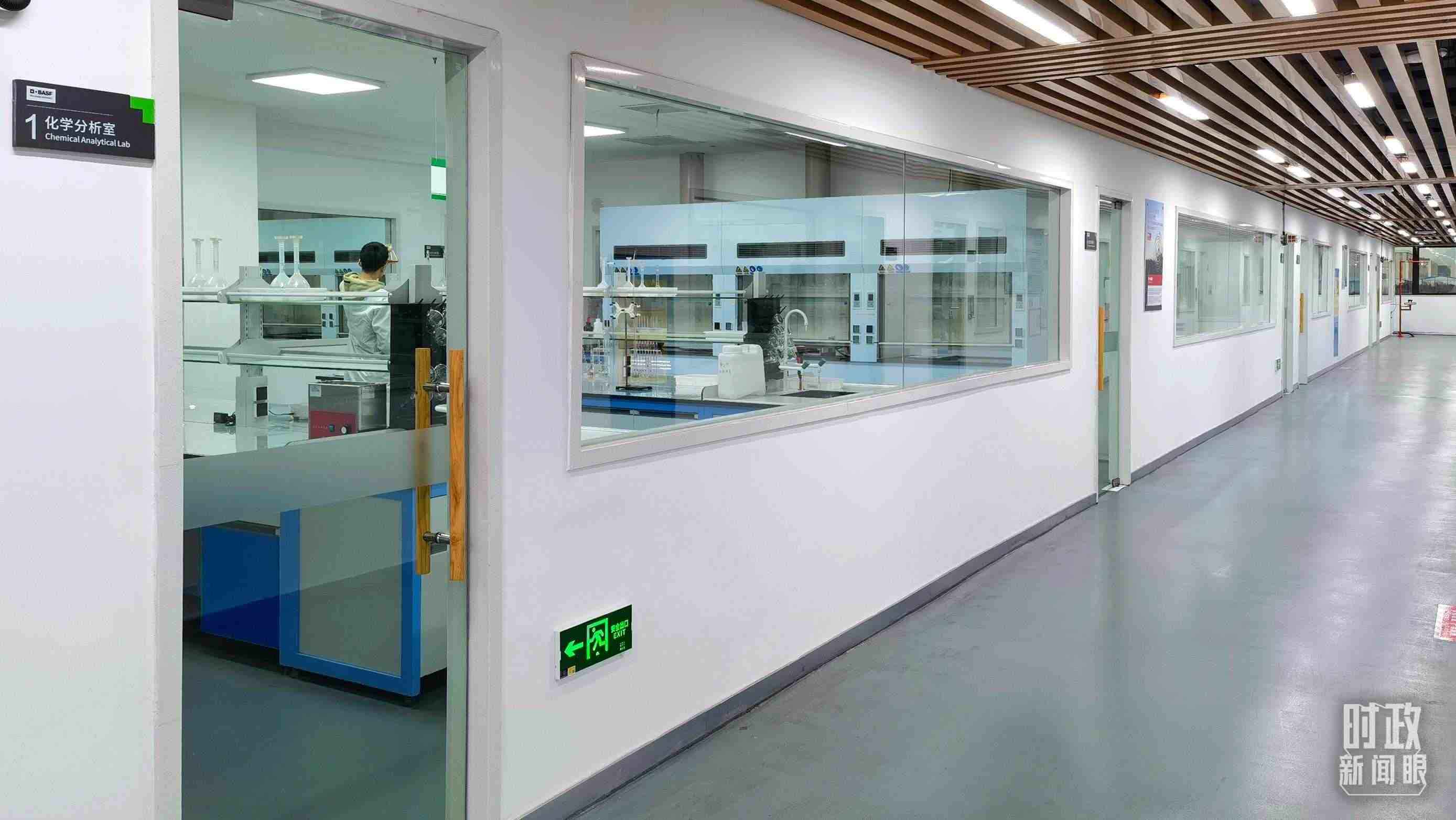 △巴斯夫杉杉電池材料有限公司化學分析室。（總臺央視記者石丞拍攝）