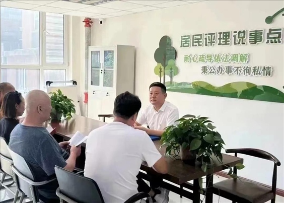村（居）民評理說事點(diǎn)調(diào)解矛盾糾紛。遼寧省司法廳供圖