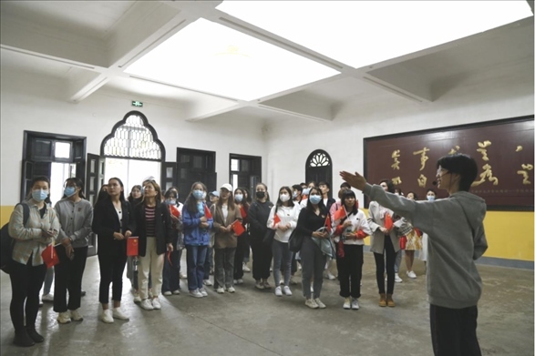 2021年5月20日，少數(shù)民族學生在湖南第一師范學院進行紅色研學活動，共同追尋那段紅色歲月的足跡。