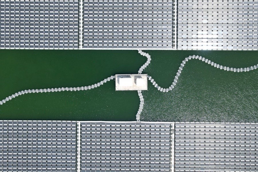 2022年8月25日拍攝的潁上縣毛圩水上光伏電站（無(wú)人機(jī)照片）。近年來(lái)，安徽省阜陽(yáng)市潁上縣古城鎮(zhèn)積極推進(jìn)采煤沉陷區(qū)治理工作，將昔日的采煤沉陷區(qū)建設(shè)成水上光伏電站，既減少占用土地面積，又能生產(chǎn)清潔能源。