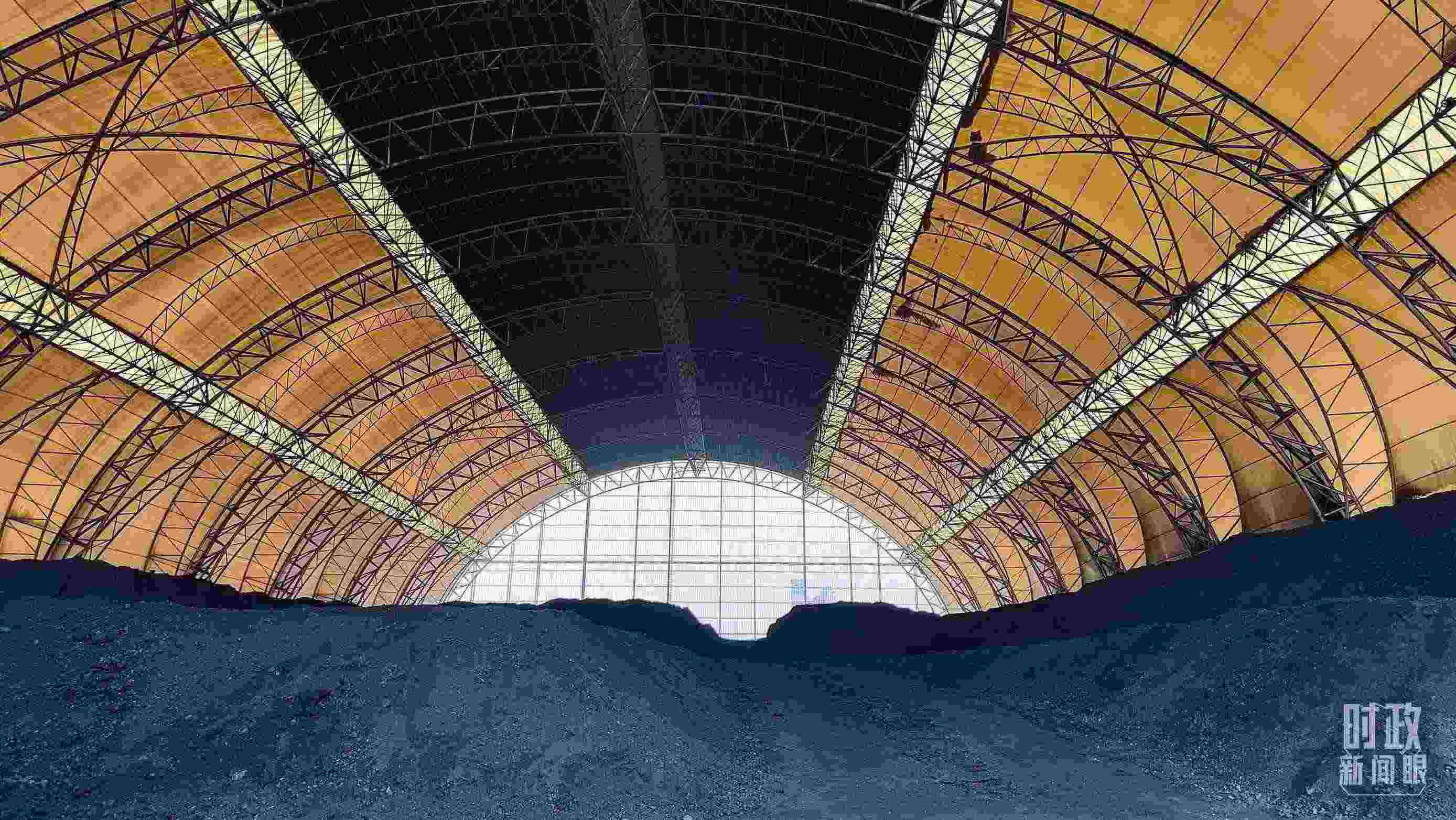 山西瑞光熱電有限責(zé)任公司儲(chǔ)煤場(chǎng)。2022年1月，習(xí)近平來(lái)到這里察看煤場(chǎng)儲(chǔ)煤情況。（總臺(tái)央視記者楊立峰拍攝）