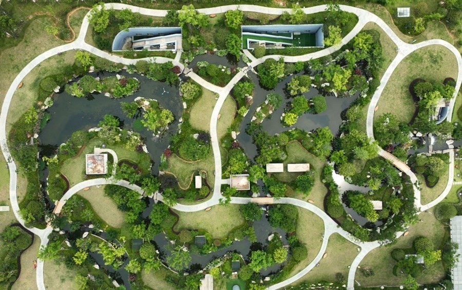 這是2023年6月15日拍攝的以“地上花園+地下治污”設(shè)計(jì)理念建設(shè)的九江市雙溪公園（無(wú)人機(jī)照片）。近年來(lái)，江西省九江市啟動(dòng)中心城區(qū)水環(huán)境綜合整治工程，通過(guò)地下污水治理、岸線生態(tài)修復(fù)、興建“公園式”污水處理廠、城市智慧管網(wǎng)管控等措施，改善水環(huán)境，城市面貌煥然一新。