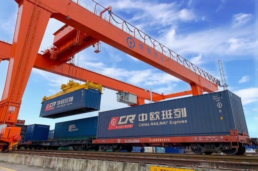 2022年4月29日，在鐵路合肥北站物流基地集裝箱作業(yè)區(qū)，龍門吊吊裝準(zhǔn)備發(fā)運(yùn)的中歐班列集裝箱。