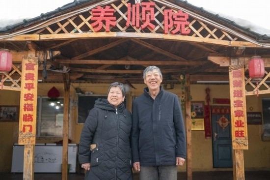 在伊春市友好區(qū)，伊春森工上甘嶺林業(yè)局有限責(zé)任公司溪水林場(chǎng)分公司退休職工劉養(yǎng)順（右）和老伴楊秋娥在自家農(nóng)家院中（3月13日攝）。新華社記者 謝劍飛 攝