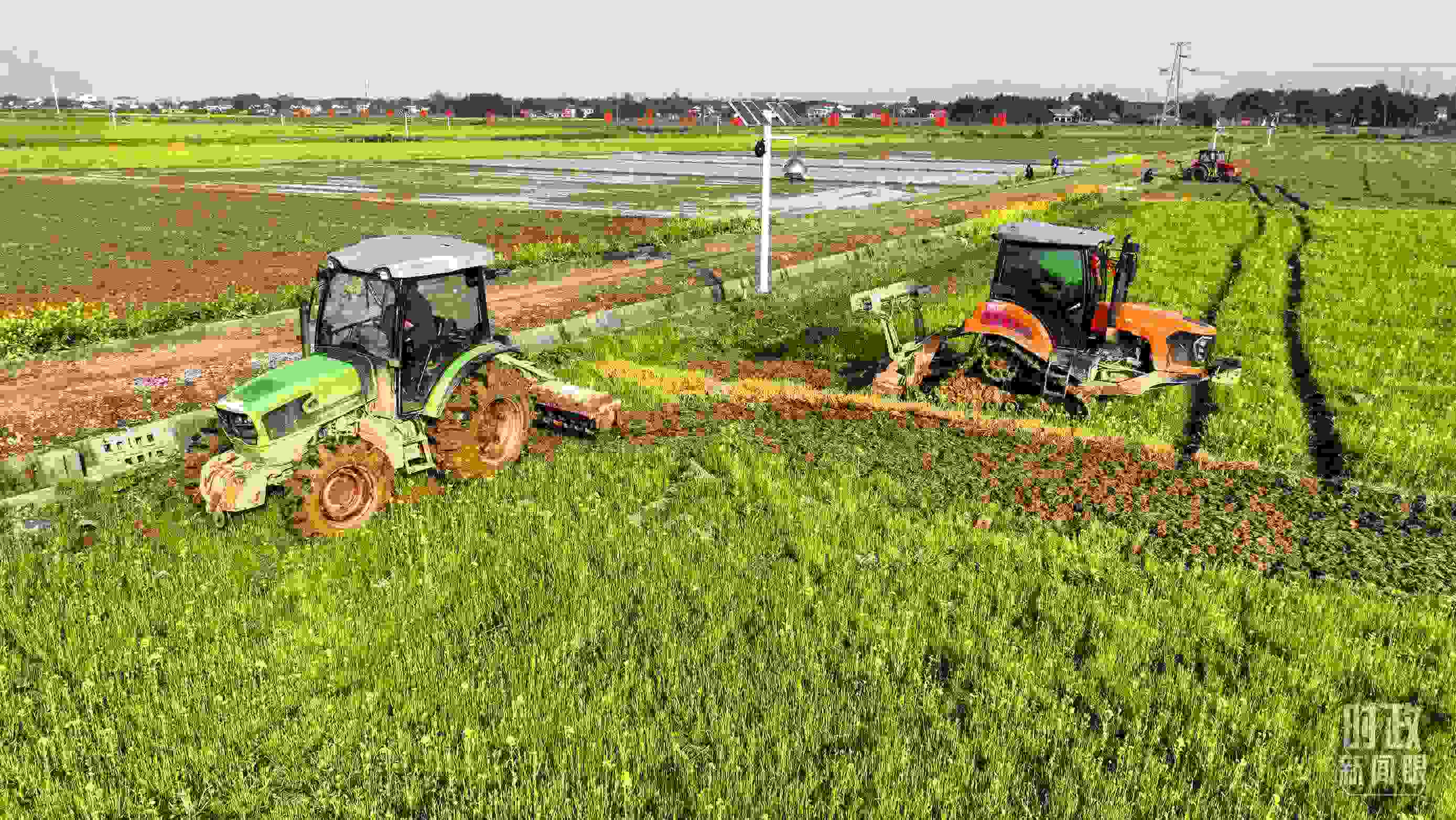 △位于港中坪村的糧食生產(chǎn)萬(wàn)畝綜合示范片區(qū)，春耕備耕生產(chǎn)繁忙。（總臺(tái)央廣記者潘毅拍攝）