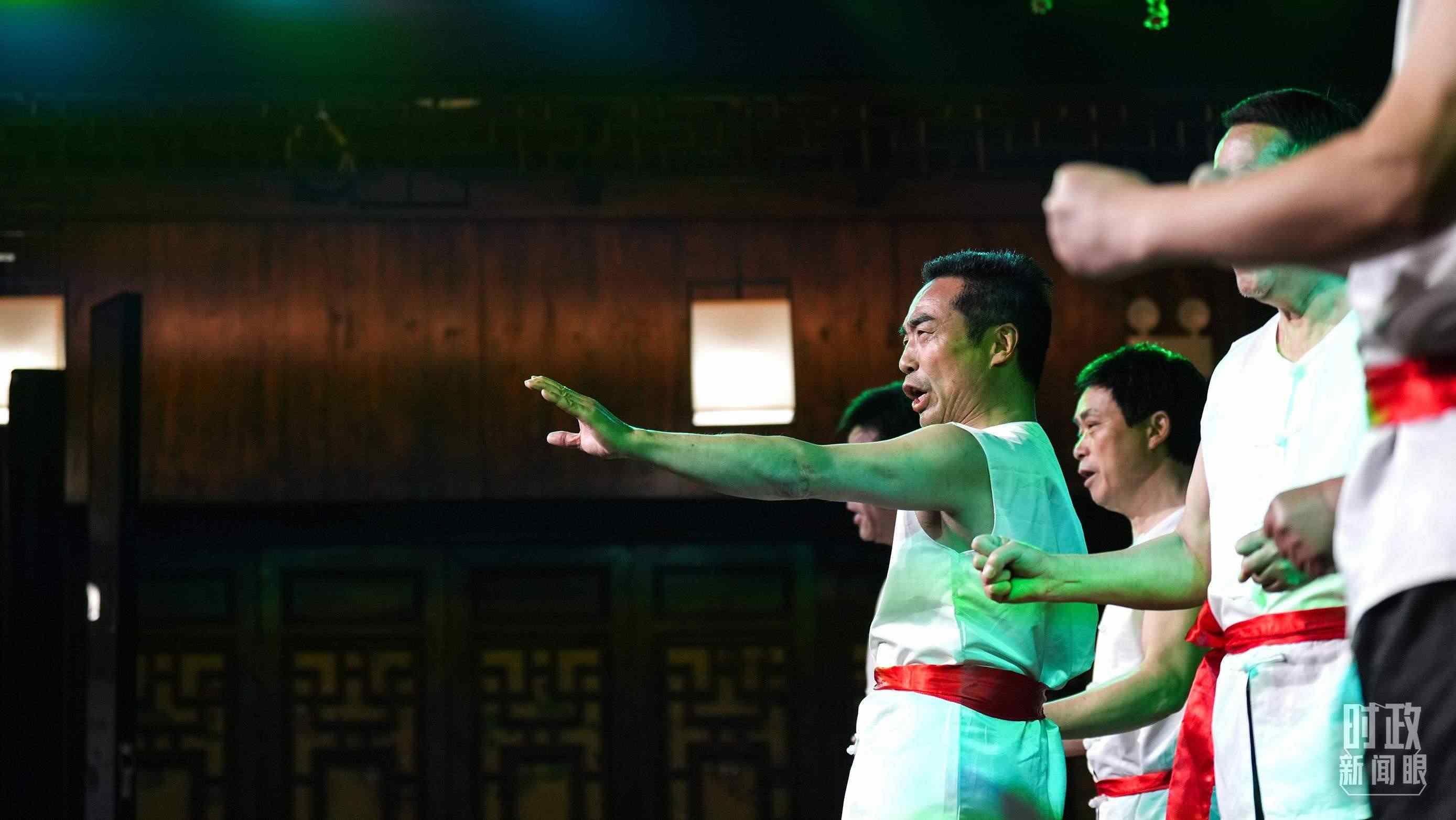 △常德河街，鴛鴦走馬樓上演常德高腔《穆桂英掛帥》和澧水船工號(hào)子。（總臺(tái)央視記者許永松、國(guó)廣記者李晉拍攝）