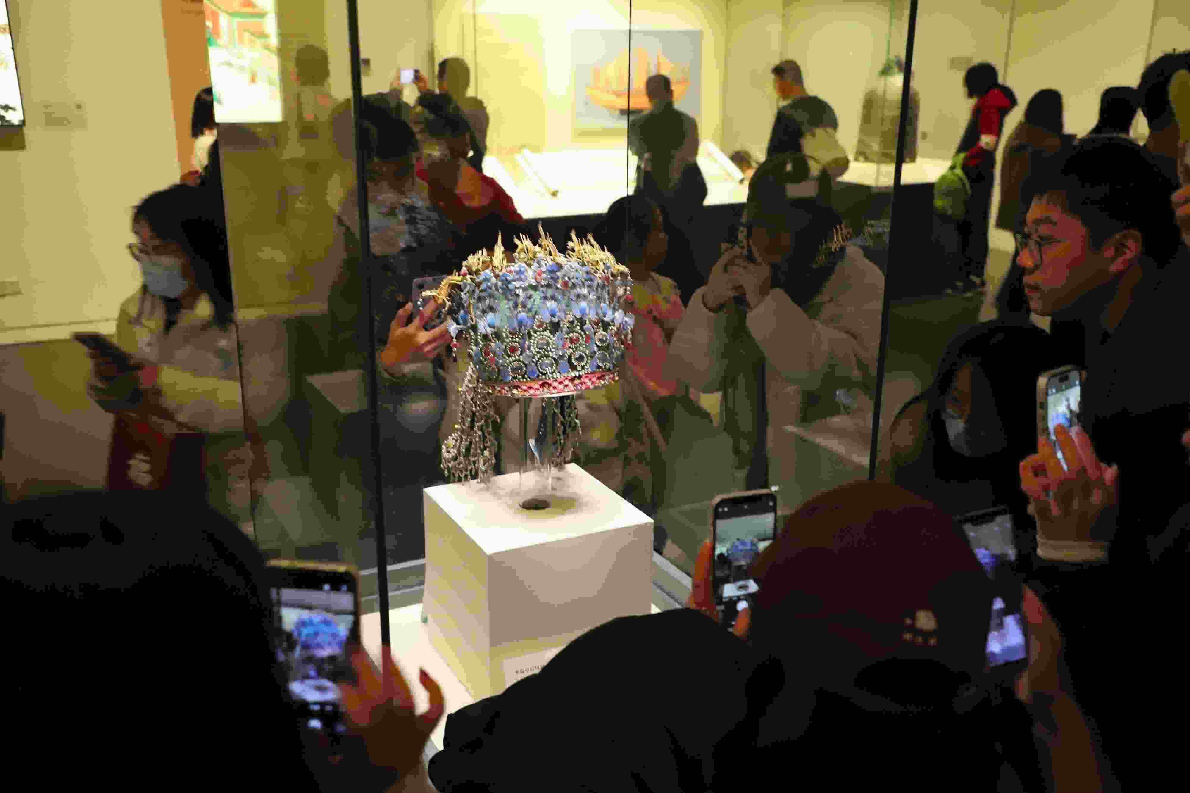 △ 2024年3月9日，北京，中國國家博物館，來自天南海北的游客在參觀藏品。