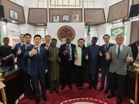 3月21日，與會(huì)嘉賓在首屆拉各斯論壇現(xiàn)場(chǎng)合影留念。（圖片由中國(guó)駐拉各斯總領(lǐng)事館提供）