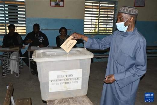 3月24日, 選民在塞內(nèi)加爾首都達(dá)喀爾的一處投票站投票。新華社發(fā)（登巴·蓋伊攝）