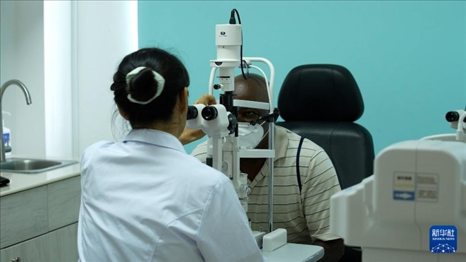 3月4日，在多米尼克羅索的中多友誼醫(yī)院眼科中心，援多醫(yī)療隊(duì)成員、南方醫(yī)科大學(xué)第三附屬醫(yī)院眼科主治醫(yī)師魯志卿為病人做檢查。新華社記者 王朝 攝