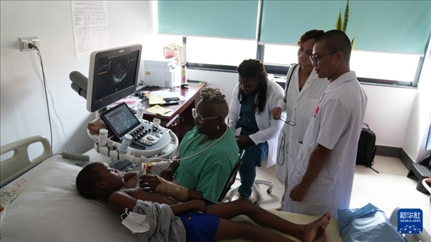 3月4日，在多米尼克羅索的中多友誼醫(yī)院，援多醫(yī)療隊(duì)成員、南方醫(yī)科大學(xué)第五附屬醫(yī)院心血管內(nèi)科主治醫(yī)師駱志鵬與當(dāng)?shù)蒯t(yī)生共同診療。新華社記者 王朝 攝