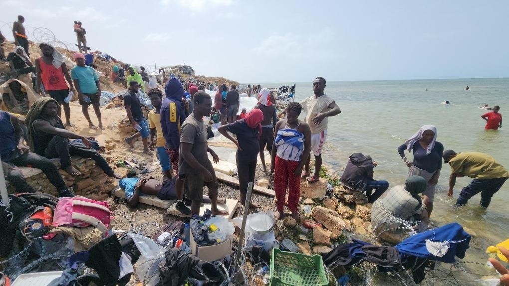2023年7月26日，在突尼斯與利比亞邊境的艾季迪爾角，眾多移民滯留在地中海海岸邊。新華社發(fā)（哈姆扎·圖爾基亞攝）