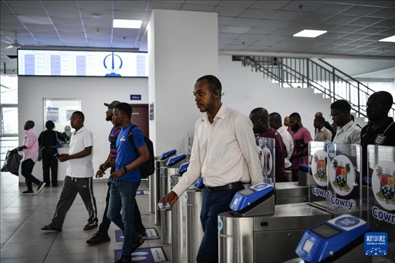 2月28日，在尼日利亞拉各斯，人們在輕軌藍線碼頭站刷卡出站。新華社記者 韓旭 攝