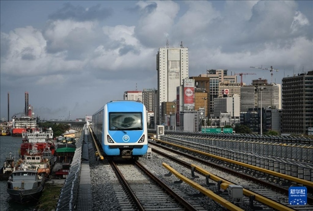 這是2月28日在尼日利亞拉各斯拍攝的一列輕軌藍線列車。新華社記者 韓旭 攝