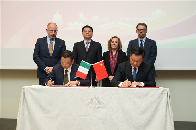 揚(yáng)州市政府與意大利中國(guó)商會(huì)簽署合作協(xié)議。 主辦方供圖