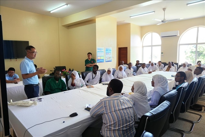 韋長群醫(yī)生進(jìn)行中醫(yī)講座。中國援桑醫(yī)療隊(duì)供圖