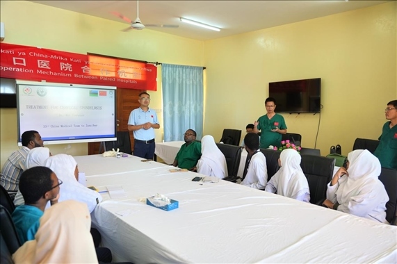 隊(duì)長蔣國慶和韋長群醫(yī)生一起解答問題。中國援桑醫(yī)療隊(duì)供圖