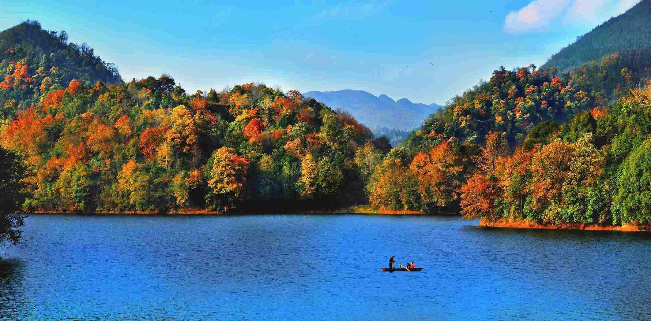 百里杜鵑湖好風(fēng)光。羅冠宇 攝