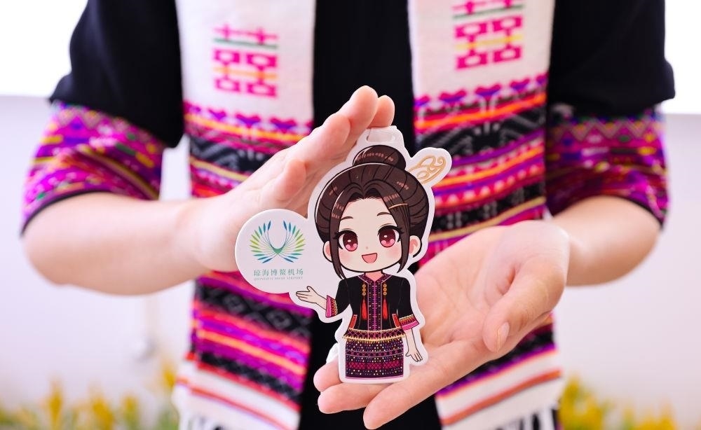 △2024年3月22日，博鰲機場工作人員展示“博鰲香”香氛卡片。