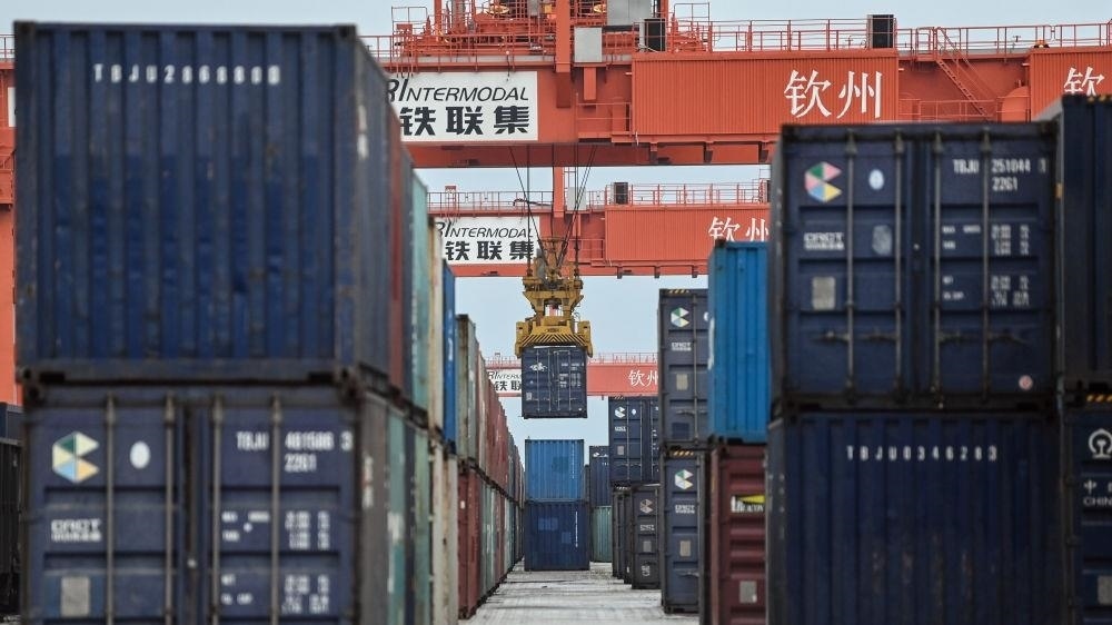 △2023年5月11日，在廣西欽州鐵路集裝箱中心站，塔吊在下卸集裝箱。近年來，在RCEP政策紅利推動下，中國與東盟產(chǎn)業(yè)合作不斷深化，助力區(qū)域經(jīng)濟發(fā)展。