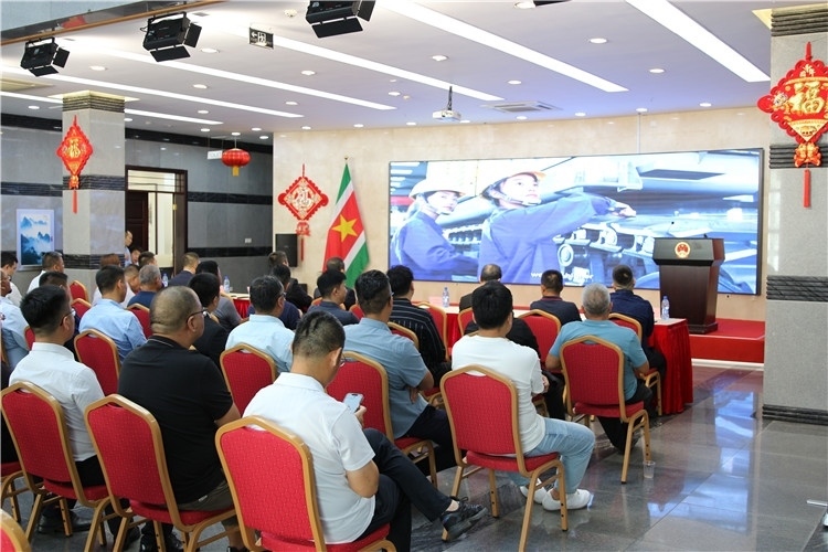 當(dāng)?shù)貢r(shí)間3月26日下午，中國(guó)品牌重型機(jī)械、載重車輛宣傳推介會(huì)在中國(guó)駐蘇里南大使館舉行。圖為宣介會(huì)現(xiàn)場(chǎng)。中國(guó)駐蘇里南大使館供圖