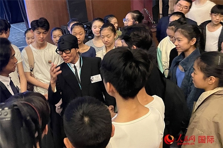 松山芭蕾舞團(tuán)總代表清水哲太郎與中央芭蕾舞團(tuán)舞蹈學(xué)校的學(xué)生們交流。人民網(wǎng)記者 張麗婭攝