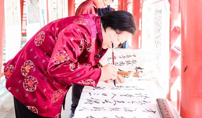 杏花節(jié)書畫展上書法家現(xiàn)場(chǎng)創(chuàng)作。受訪方供圖