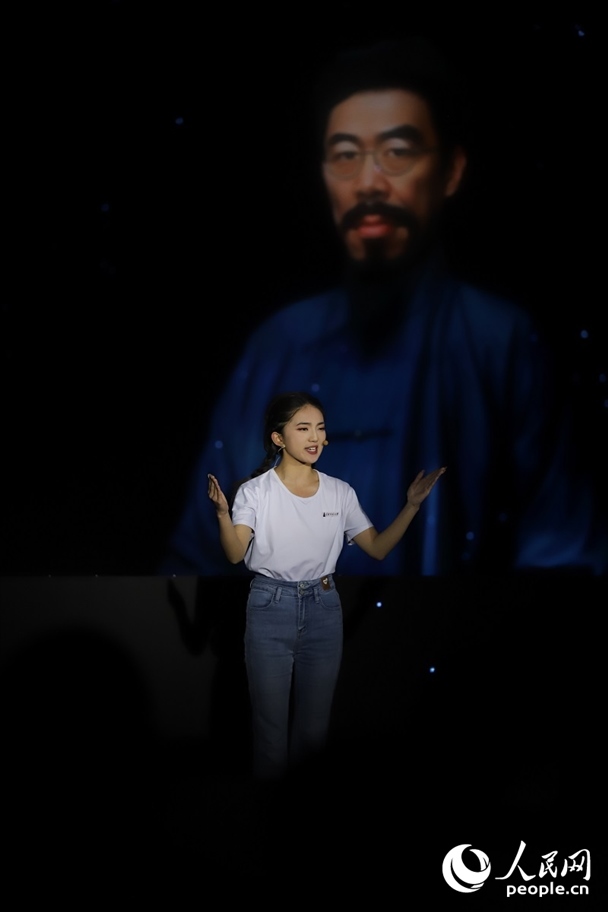 數(shù)字人“聞一多”與青年學(xué)生隔空對話。人民網(wǎng)記者 李發(fā)興攝