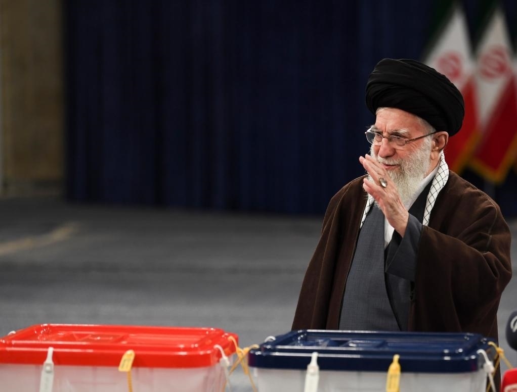 3月1日，在伊朗首都德黑蘭，伊朗最高領(lǐng)袖哈梅內(nèi)伊在設(shè)于領(lǐng)袖府內(nèi)的投票站投票。新華社記者沙達提攝