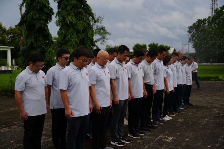 醫(yī)療隊隊員默哀。中國援桑醫(yī)療隊供圖