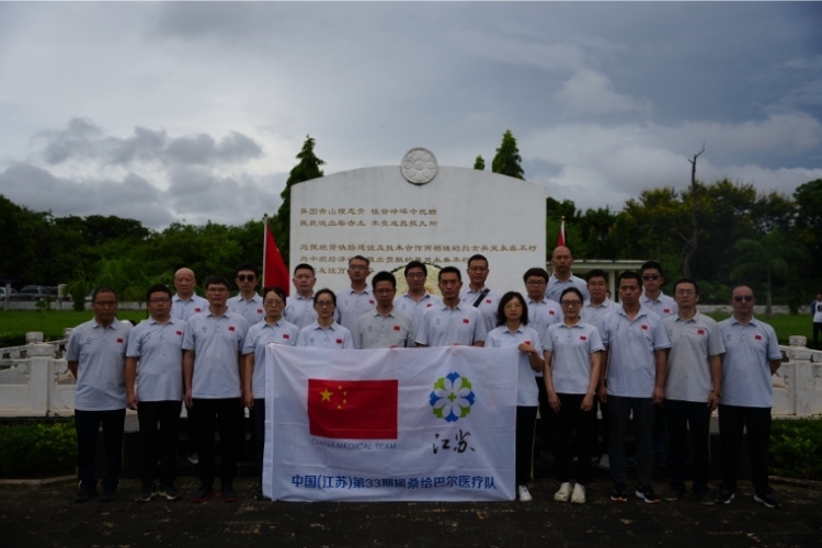醫(yī)療隊合影。中國援桑醫(yī)療隊供圖