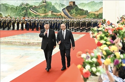 △2024年3月25日，習近平主席在北京人民大會堂同來華進行國事訪問的瑙魯總統(tǒng)阿迪昂舉行會談。這是會談前，習近平主席在人民大會堂北大廳為阿迪昂總統(tǒng)舉行歡迎儀式。