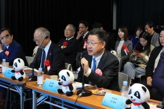 圖為四川省文化和旅游廳廳長戴允康向日本友人介紹四川旅游資源。(中國駐東京旅游辦事處供圖)