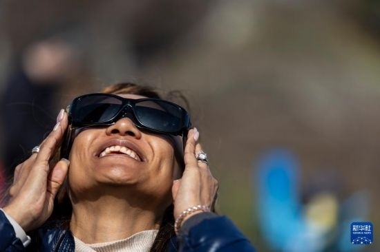 4月8日，一名女子在美國紐約州普拉茨堡觀看日食。新華社發(fā)（文森特·約翰遜攝）