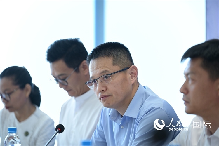 緬甸中國(guó)企業(yè)商會(huì)會(huì)長(zhǎng)、工商銀行仰光分行行長(zhǎng)劉銘介紹有關(guān)情況-人民網(wǎng)記者謝佳君攝