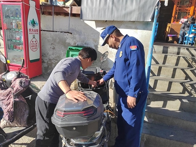 拉薩市消防救援支隊組織開展電動自行車消防安全檢查工作。受訪者供圖