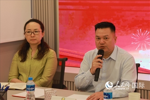 巴西和統(tǒng)會(huì)會(huì)長(zhǎng)張小春（右）在座談會(huì)上致辭。人民網(wǎng)記者 陳海琪攝