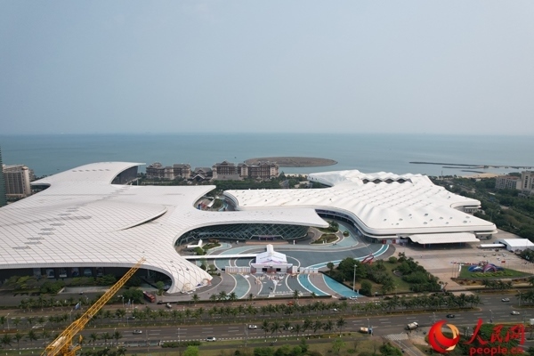 航拍第四屆消博會主會場。人民網(wǎng)記者 孟凡盛攝