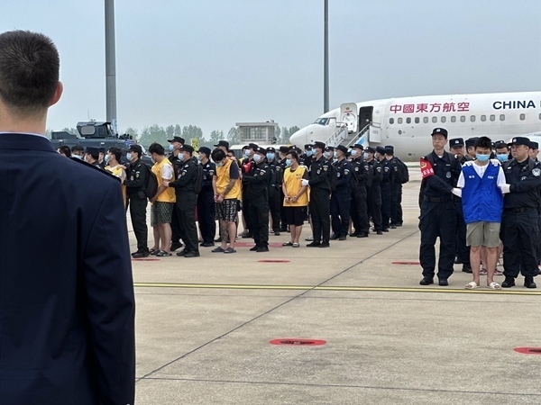 中國籍涉賭詐違法犯罪嫌疑人從柬埔寨被押解回國。人民網(wǎng)記者 郝萍攝