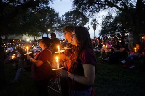 2023年5月24日，在美國得克薩斯州小城尤瓦爾迪，人們參加守夜儀式悼念校園槍擊遇害者。新華社記者吳曉凌攝