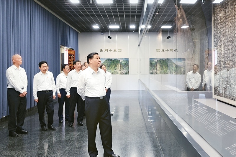 2023年7月29日，中共中央總書記、國家主席、中央軍委主席習(xí)近平在四川考察結(jié)束返京途中，來到陜西省漢中市考察。這是習(xí)近平參觀漢中市博物館有關(guān)歷史文物展陳。 新華社記者 鞠鵬/攝