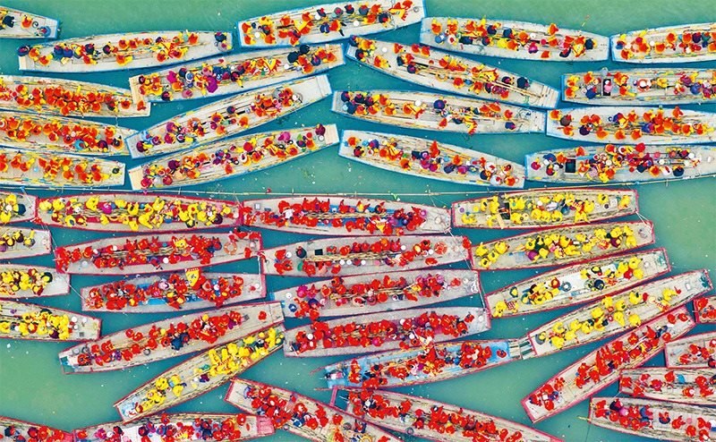 溱潼會(huì)船由南宋相沿至今，歷經(jīng)數(shù)百年傳承，被列入國(guó)家級(jí)非物質(zhì)文化遺產(chǎn)名錄。圖為2024年4月6日在江蘇省泰州市姜堰區(qū)溱湖國(guó)家濕地公園參加會(huì)船表演的船只。 新華社發(fā) 湯德宏/攝