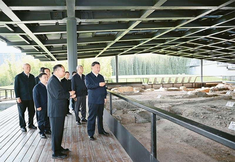 2023年10月10日至13日，中共中央總書記、國家主席、中央軍委主席習(xí)近平在江西考察。這是11日上午，習(xí)近平在景德鎮(zhèn)市陶陽里歷史文化街區(qū)南麓遺址考察。 新華社記者 謝環(huán)馳/攝