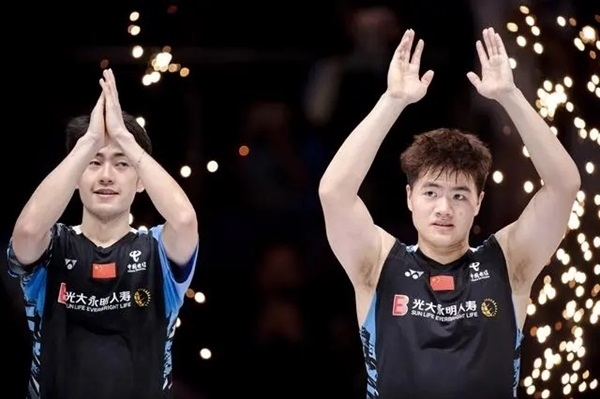 4月14日，梁偉鏗（右）/王昶在頒獎儀式上。 新華社記者 江漢攝