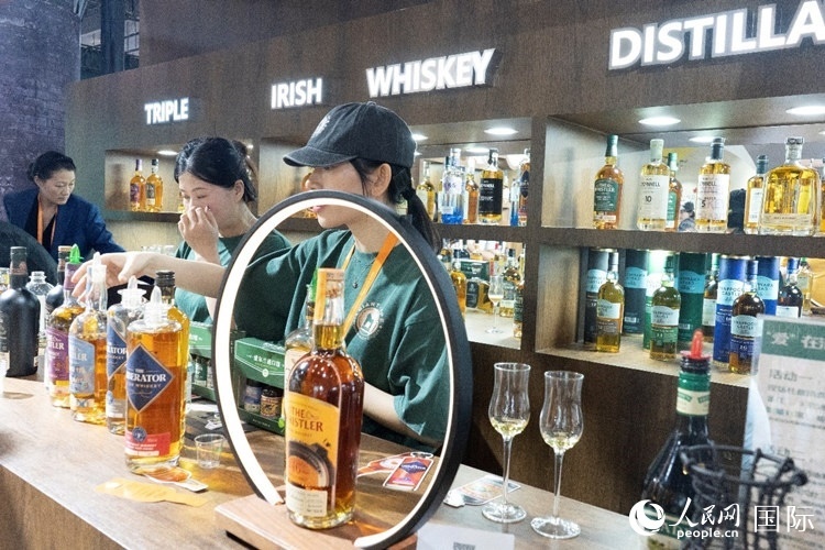 第四屆中國國際消費(fèi)品博覽會(huì)愛爾蘭國家館內(nèi)的參展商。人民網(wǎng) 常沙攝
