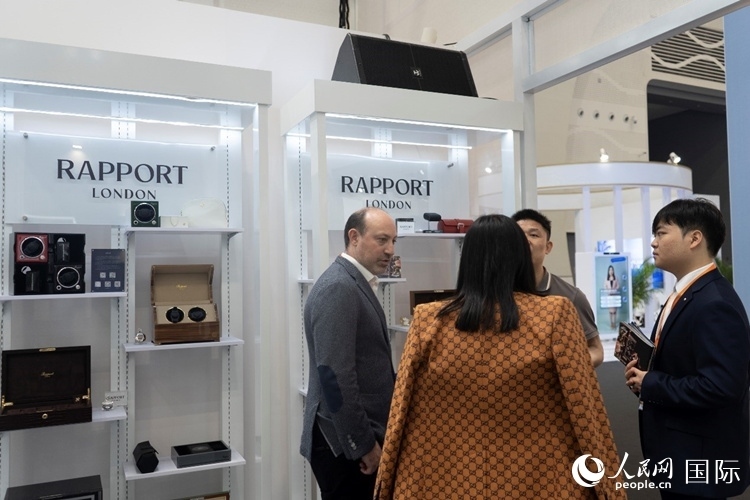 客商在第四屆中國國際消費(fèi)品博覽會(huì)英國國家館內(nèi)交談。人民網(wǎng) 常沙攝