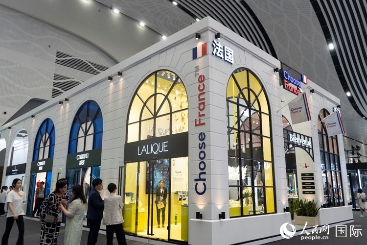 第四屆中國國際消費(fèi)品博覽會(huì)法國國家館。人民網(wǎng) 常沙攝