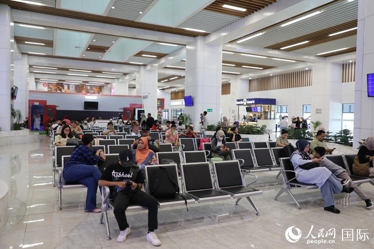 乘客在雅萬高鐵雅加達哈利姆站候車。人民網(wǎng)記者 曹師韻攝