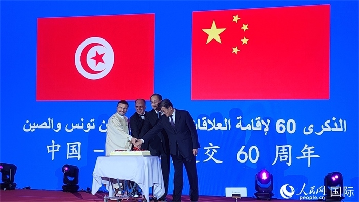 與會(huì)嘉賓共同切紀(jì)念蛋糕，從左至右分別為突尼斯國家旅游局局長侯賽因、突尼斯駐華大使阿迪勒·阿拉比、外交部副部長鄧勵(lì)、中國人民對(duì)外友好協(xié)會(huì)副會(huì)長李希奎。人民網(wǎng)記者 萬宇攝