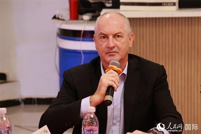 巴西里約大都會(huì)研究所執(zhí)行官西奧·舒克在座談會(huì)上致辭。人民網(wǎng)記者 陳海琪攝